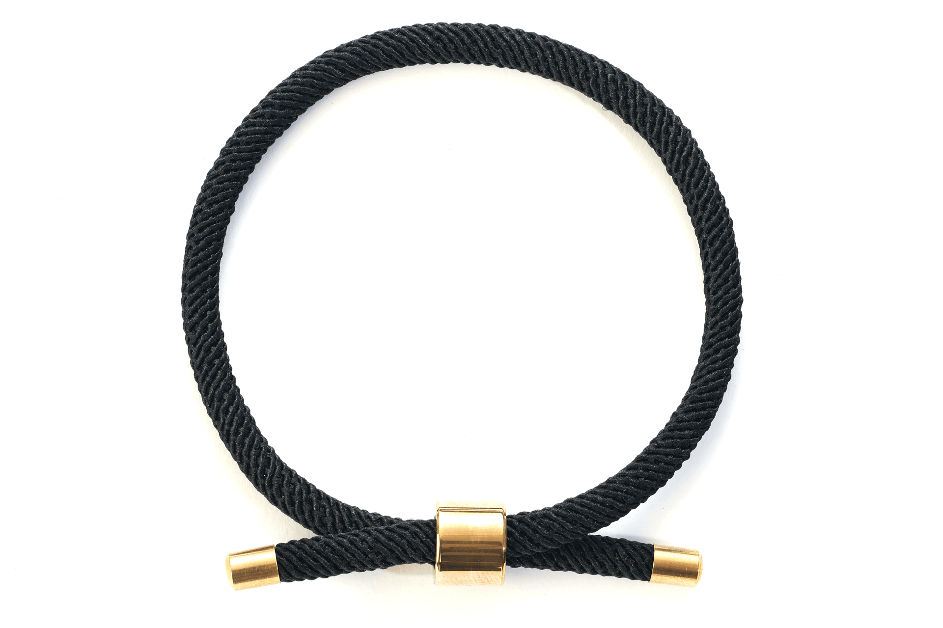 צמיד חבל לגברים בצבע שחור עם פרטים מוזהבים וציפוי זהב 18 קראט – תכשיט איכותי ועמיד