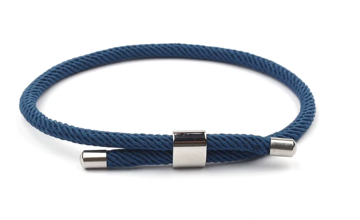 צמיד חבל כחול לגבר עם נגיעות כסופות ועיצוב מינימליסטי אלגנטי