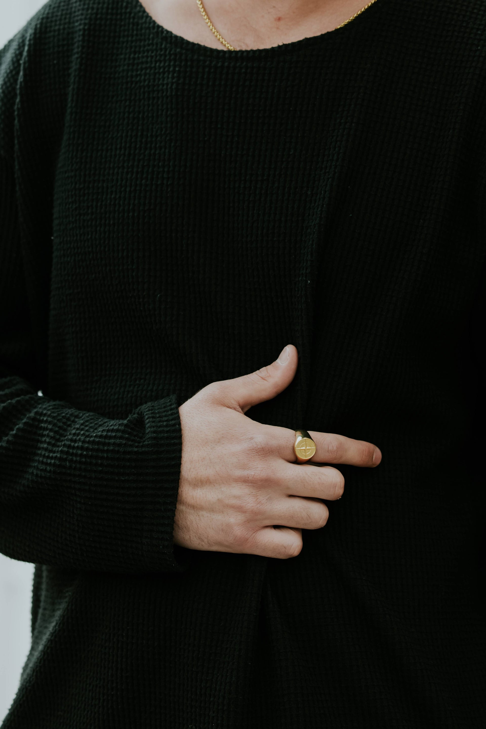 טבעת זהב מצפן מפלדת אל-חלד על אצבע גברית, מראה עמיד וסטייל מודגש