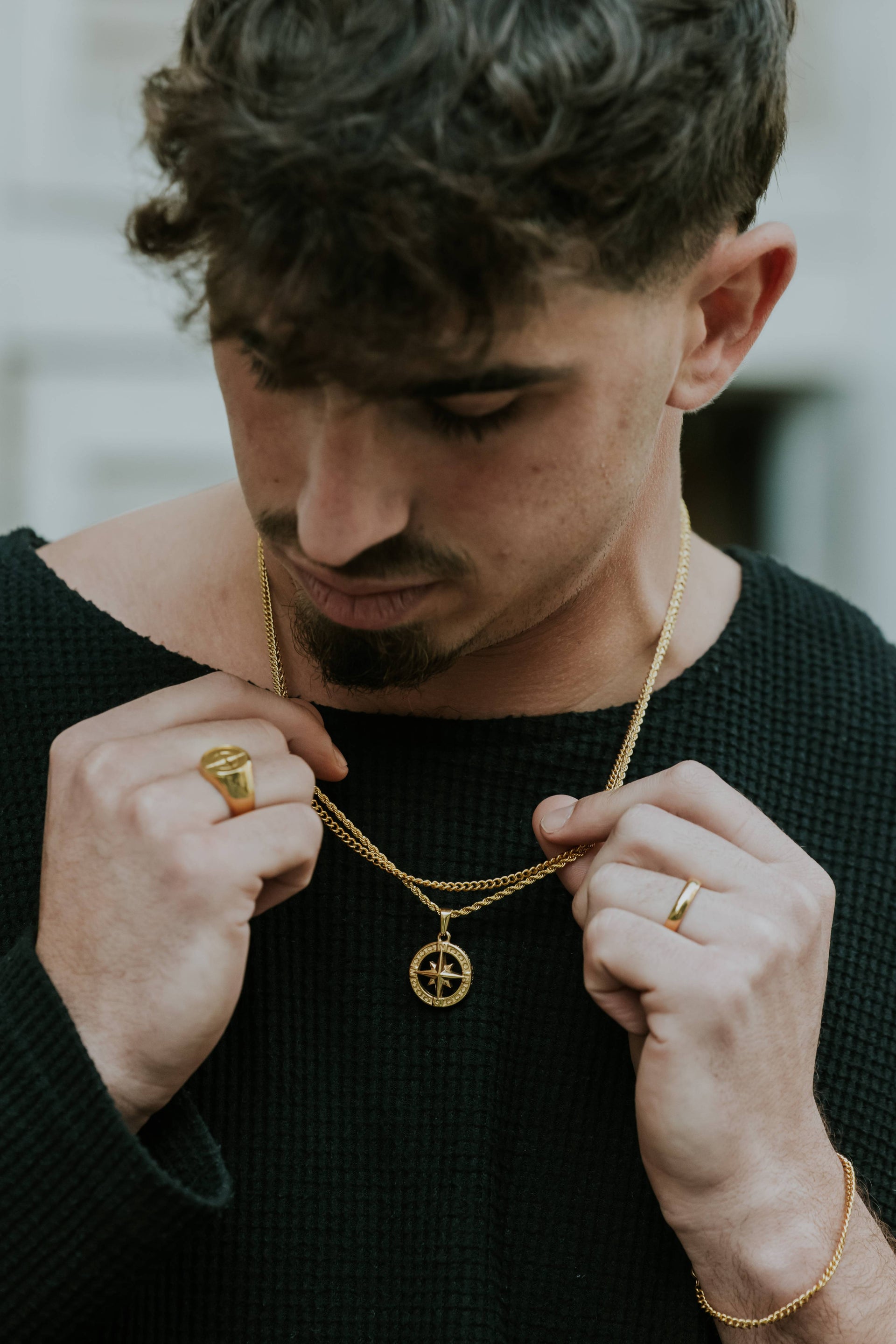 שרשרת זהב לגבר מצפן על צוואר דוגמן, עיצוב קלאסי ועמיד עם תליון מצפן