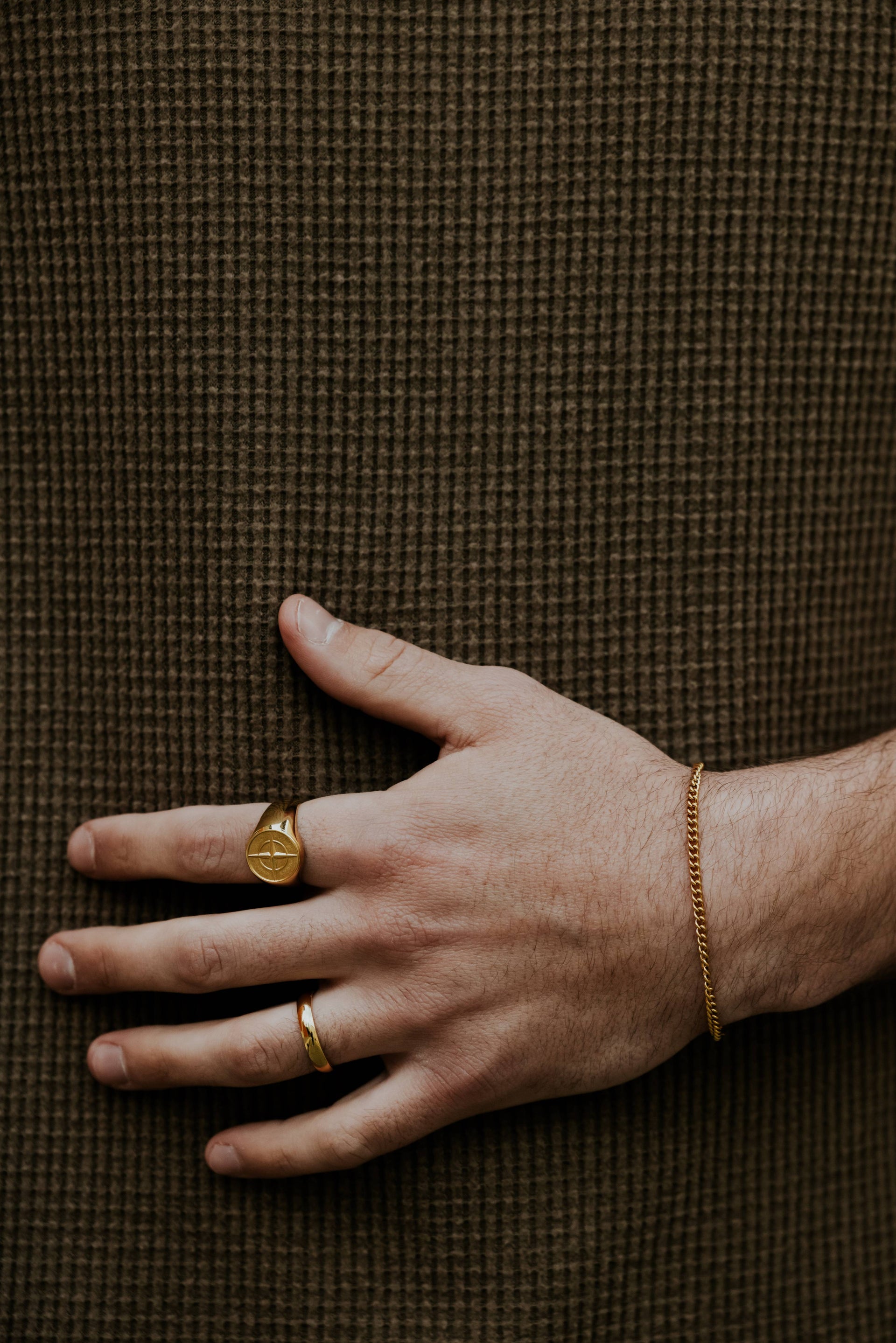 צמיד כסף לגבר קונל עוטף את היד, בעיצוב קלאסי עם חוליות מעוגלות ועמיד מפלדת אל-חלד