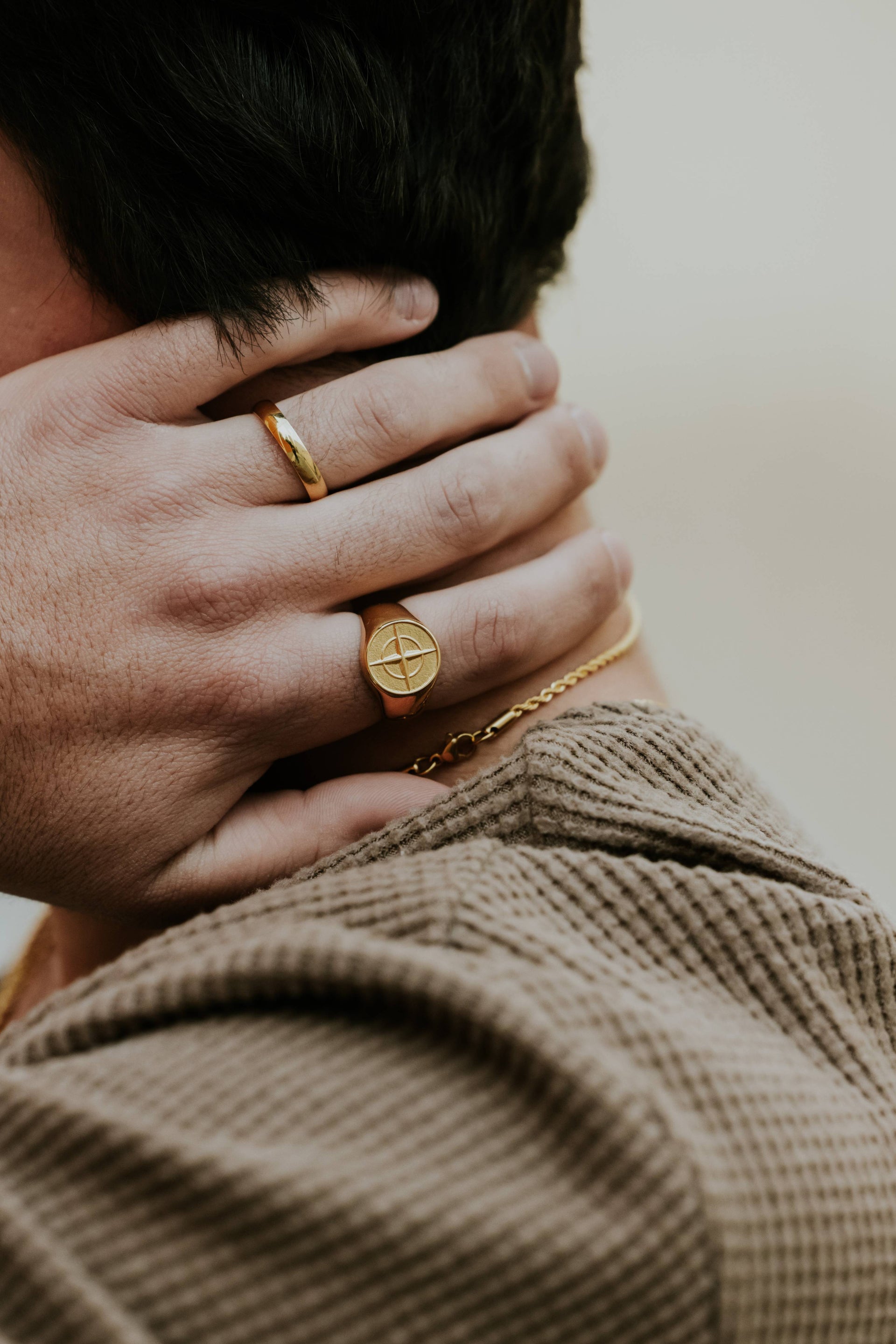 טבעת זהב מפלדת אל-חלד על אצבע גברית, מראה עמיד וסטייל מודגש