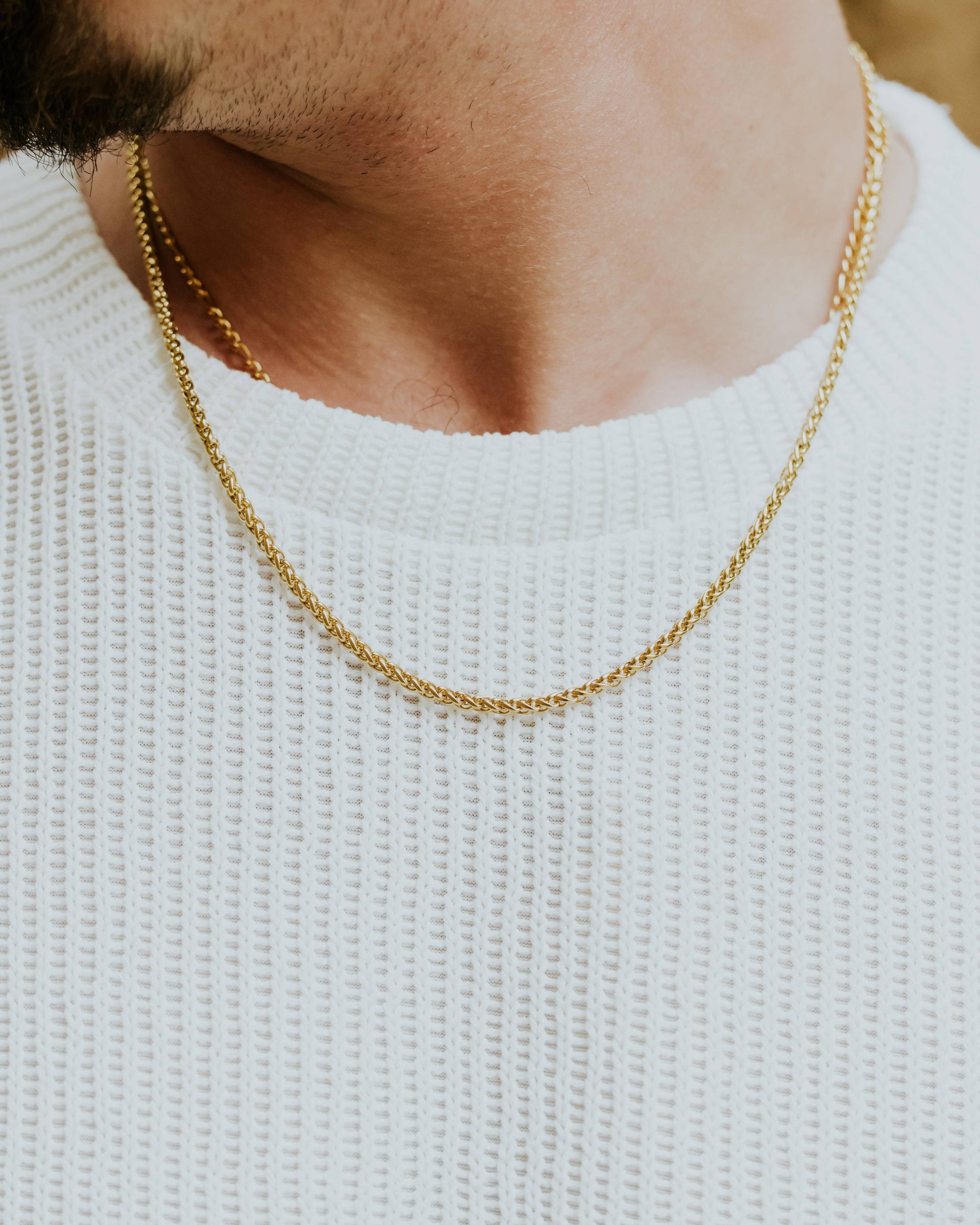 שרשרת זהב לגבר עוטפת את הצוואר, גימור חלק ועיצוב אלגנטי מפלדת אל-חלד