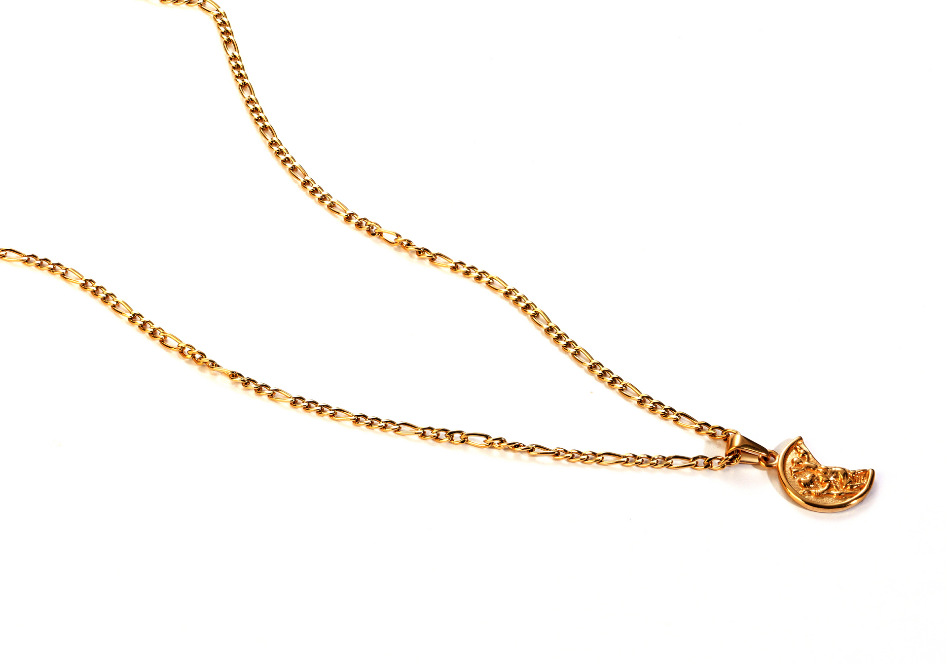 תקריב על תליון חצי מטבע בזהב לגבר, עיצוב יוקרתי וייחודי