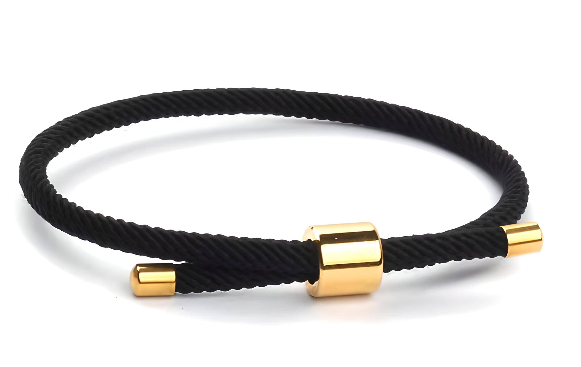 צמיד חבל שחור לגבר עם נגיעות מוזהבות ועיצוב אלגנטי בציפוי זהב 18 קראט