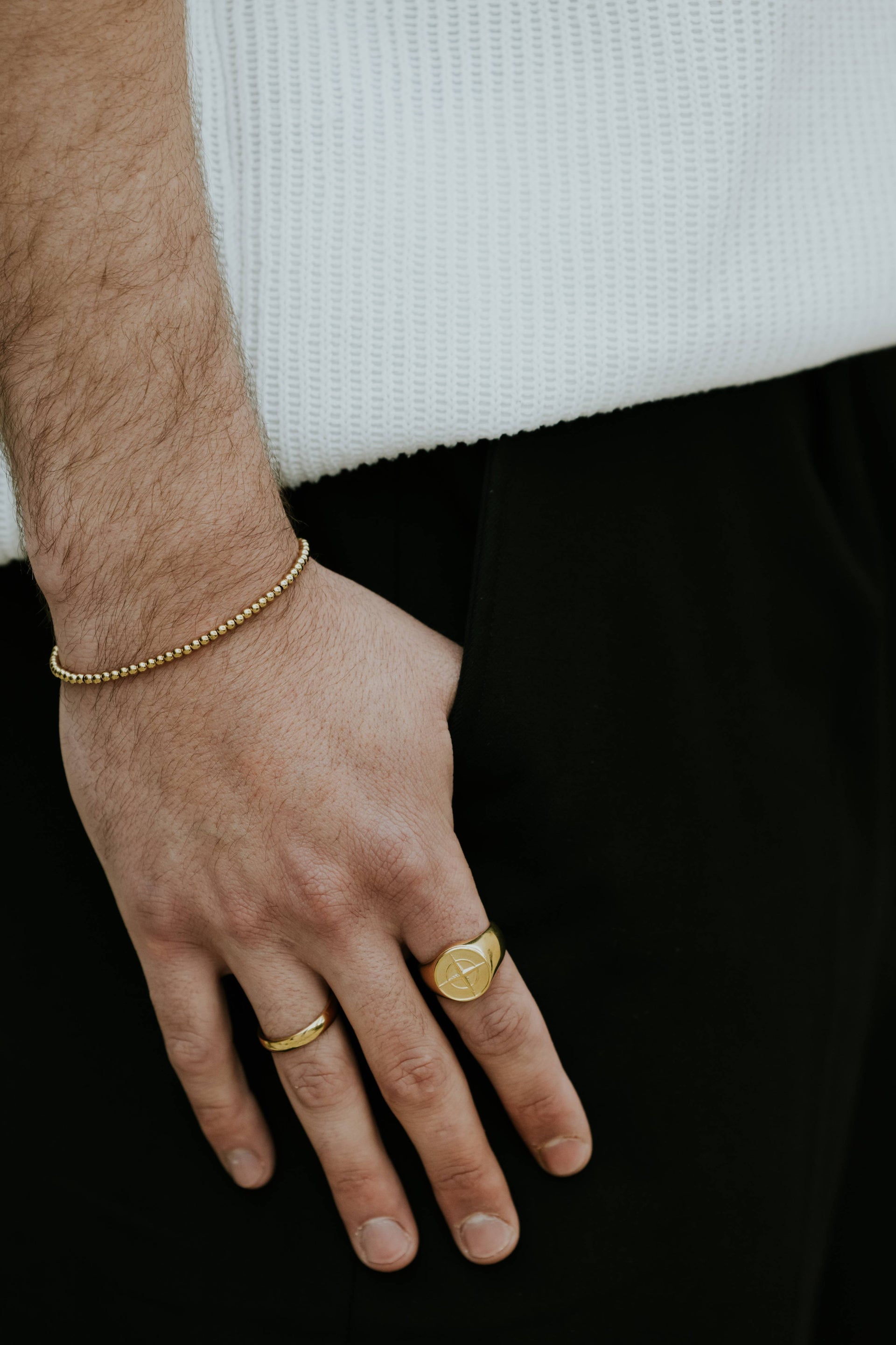 צמיד חרוזי זהב 18 קראט לגבר על פרק היד, עיצוב יוקרתי ונוח, מתאים ליום יום ולאירועים