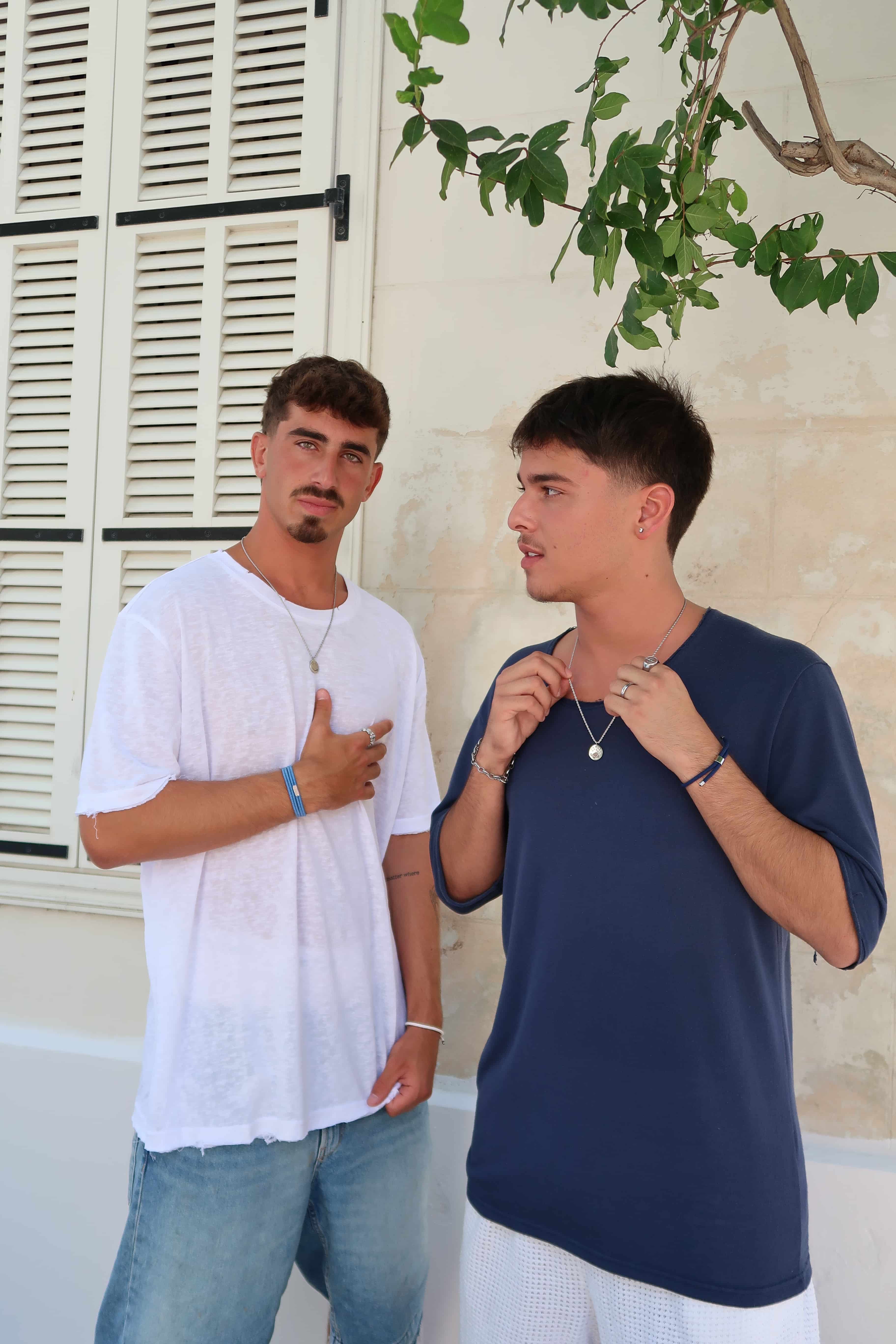 שני דוגמנים עם תכשיטים בעיצוב ייחודי של נקסו , כולל צמידים, שרשראות וטבעות