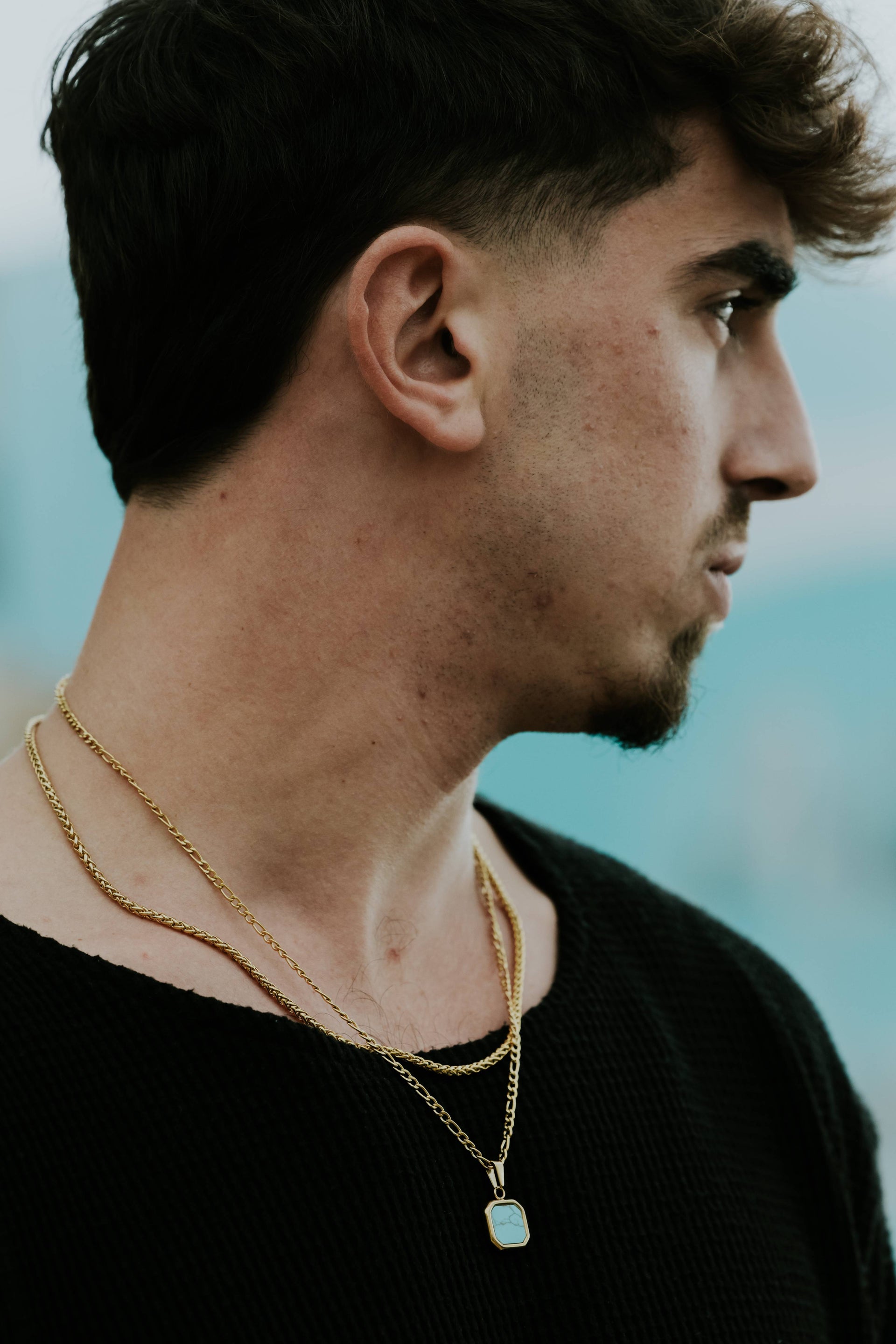 שרשרת זהב לגבר סור על צוואר דוגמן, עיצוב ייחודי ומודרני
