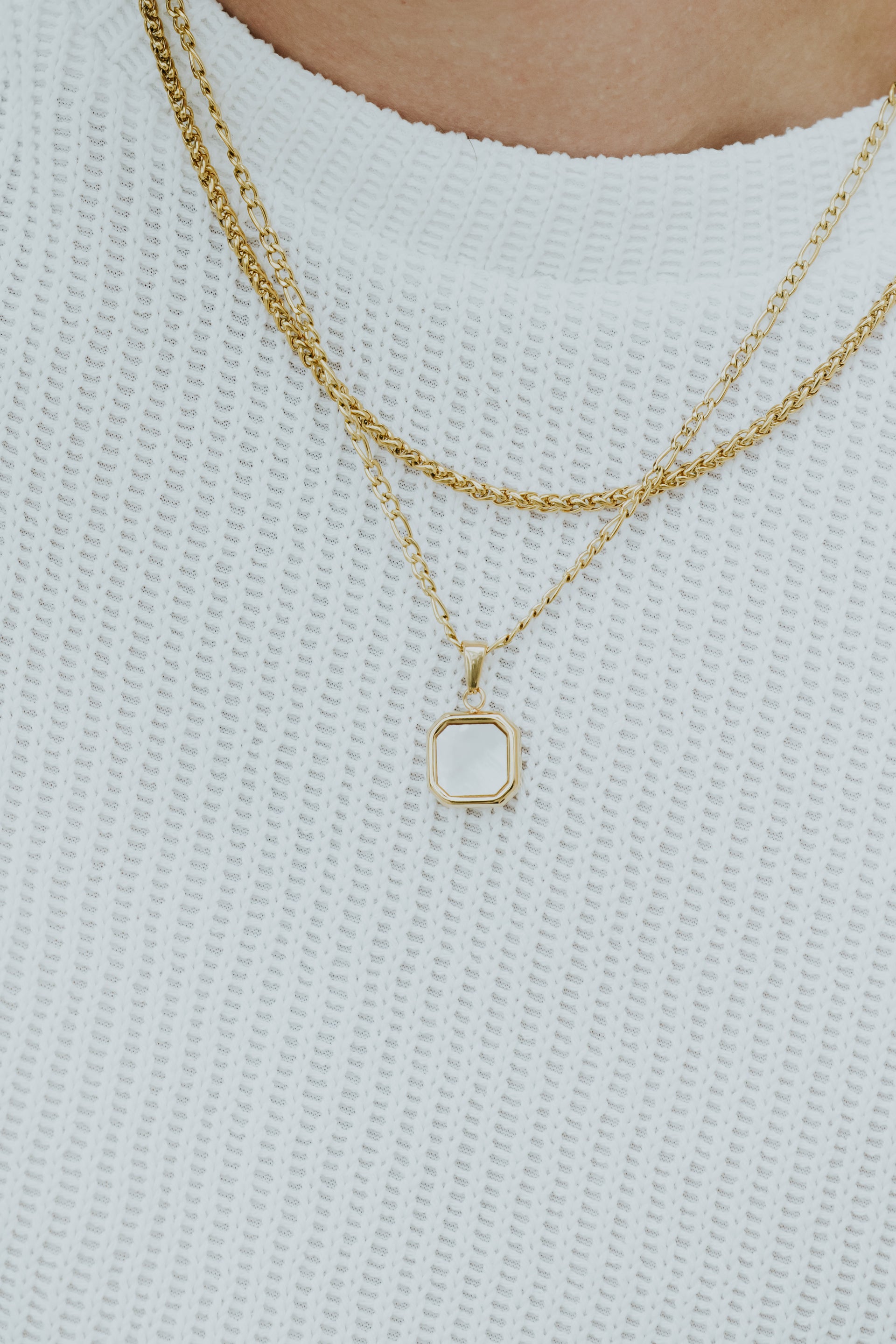 שרשרת זהב לגבר סור על צוואר דוגמן, עיצוב ייחודי ומודרני