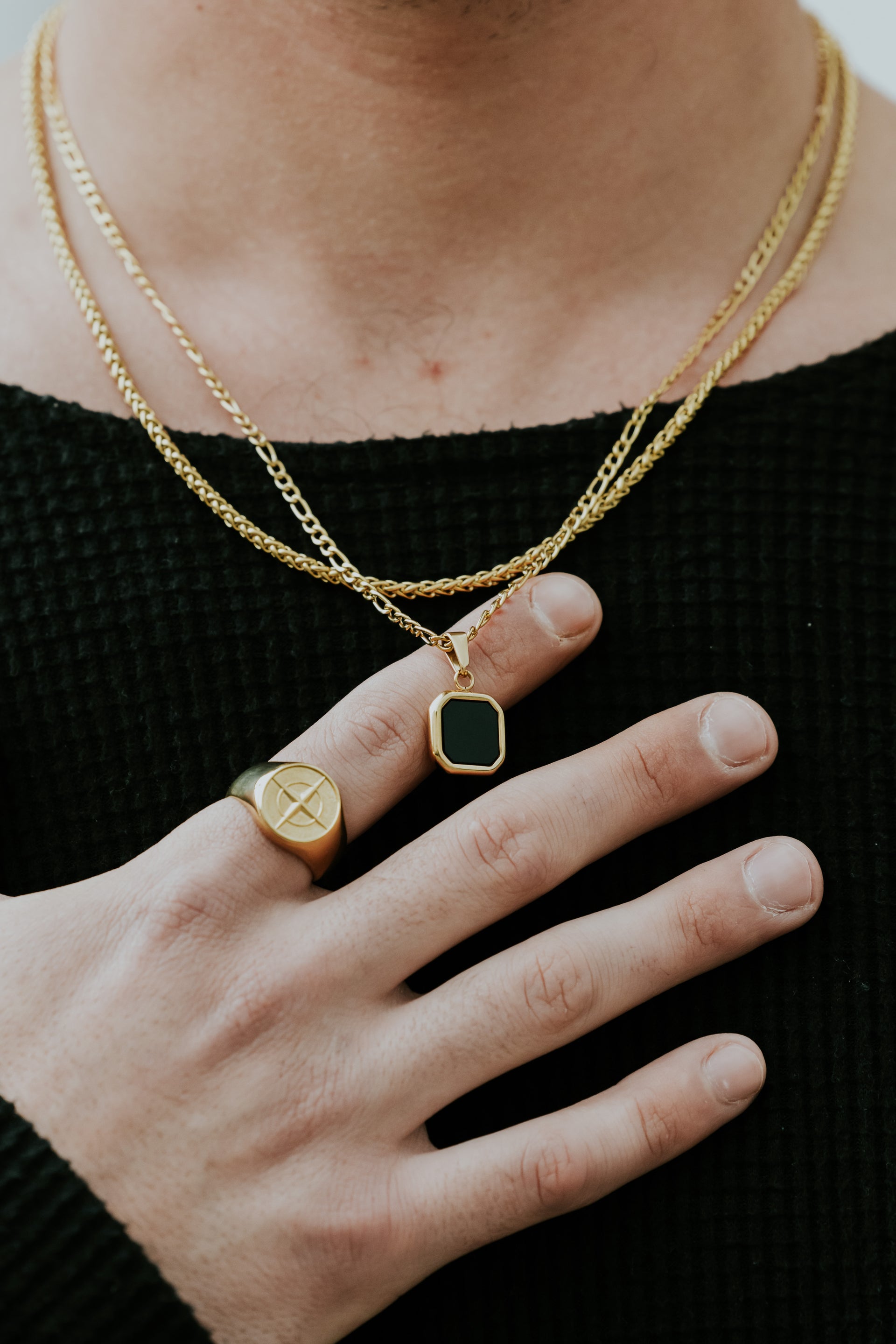 שרשרת זהב לגבר סור על צוואר דוגמן, עיצוב ייחודי ומודרני