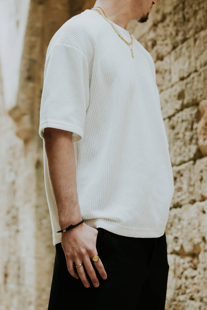 צמיד חבל שחור בציפוי זהב 18 קראט על פרק היד, מושלם לסטייל יומיומי